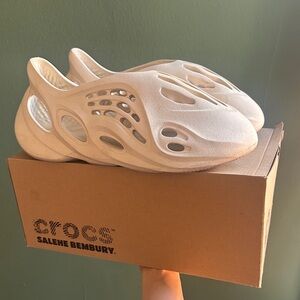CROCS Cream Foam Runners